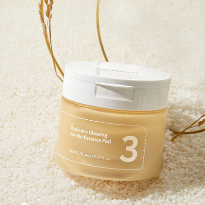 Anwendung der Numbuzin Radiance Glowing Pads für intensive Feuchtigkeit und Hautpflege.
