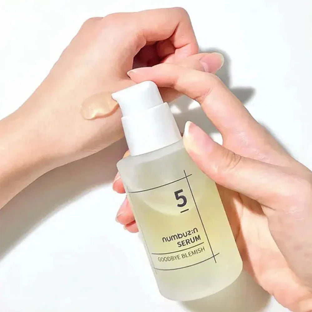 Detailaufnahme des Numbuzin Goodbye Blemish Serums mit Vitamin C für klare Haut, rationell in Sicht.