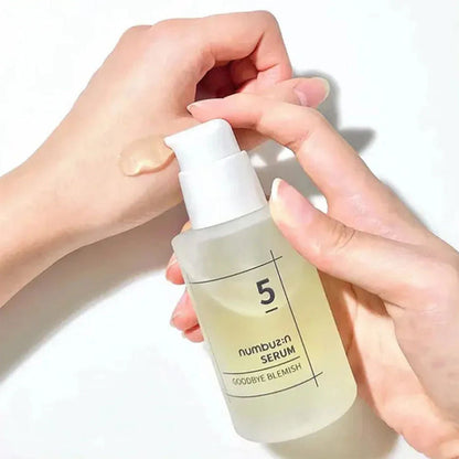 Detailaufnahme des Numbuzin Goodbye Blemish Serums mit Vitamin C für klare Haut, rationell in Sicht.