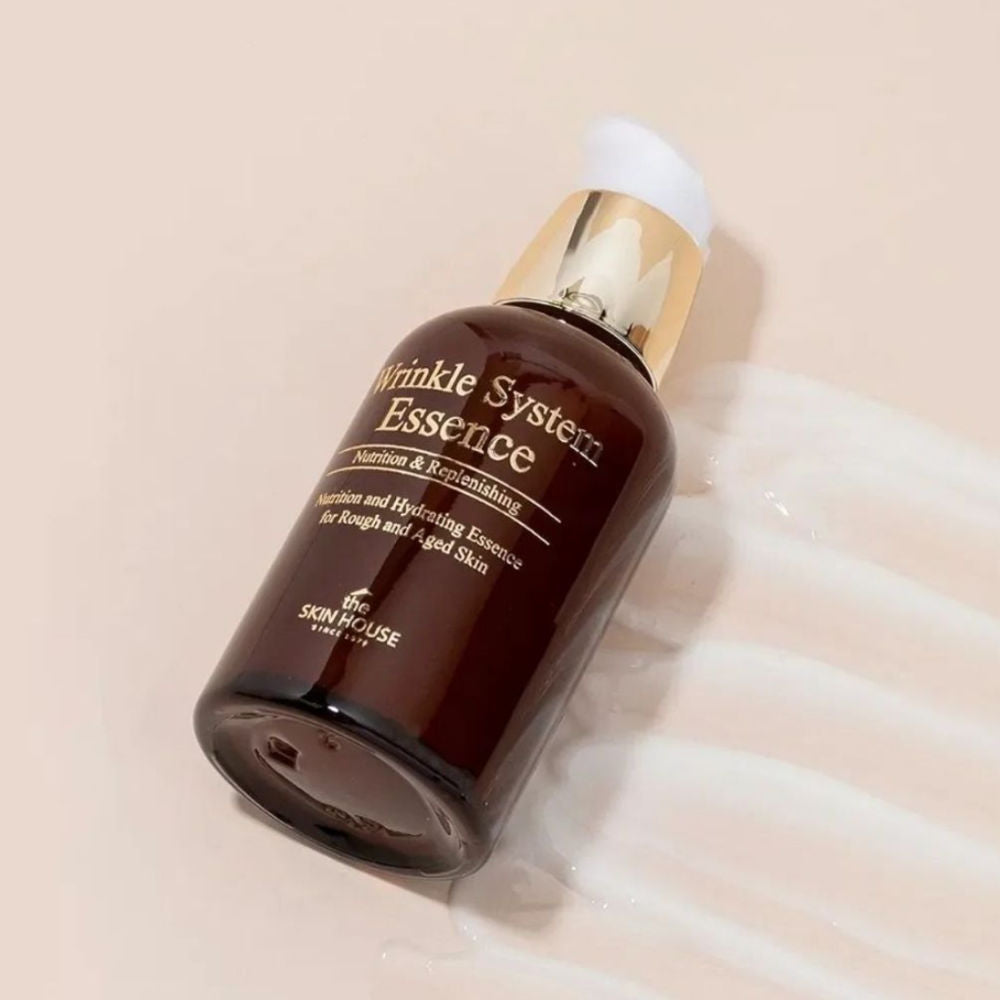 Detailaufnahme der The Skin House Wrinkle System Essence Verpackung, reich an Collagen für strahlende Haut.