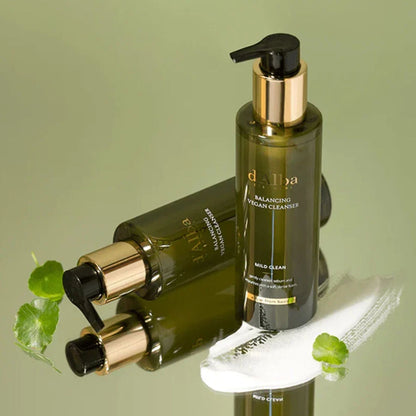 Anwendung des d'Alba Mild Skin Balancing Cleanser, perfekt für die tägliche vegane Gesichtsreinigung.