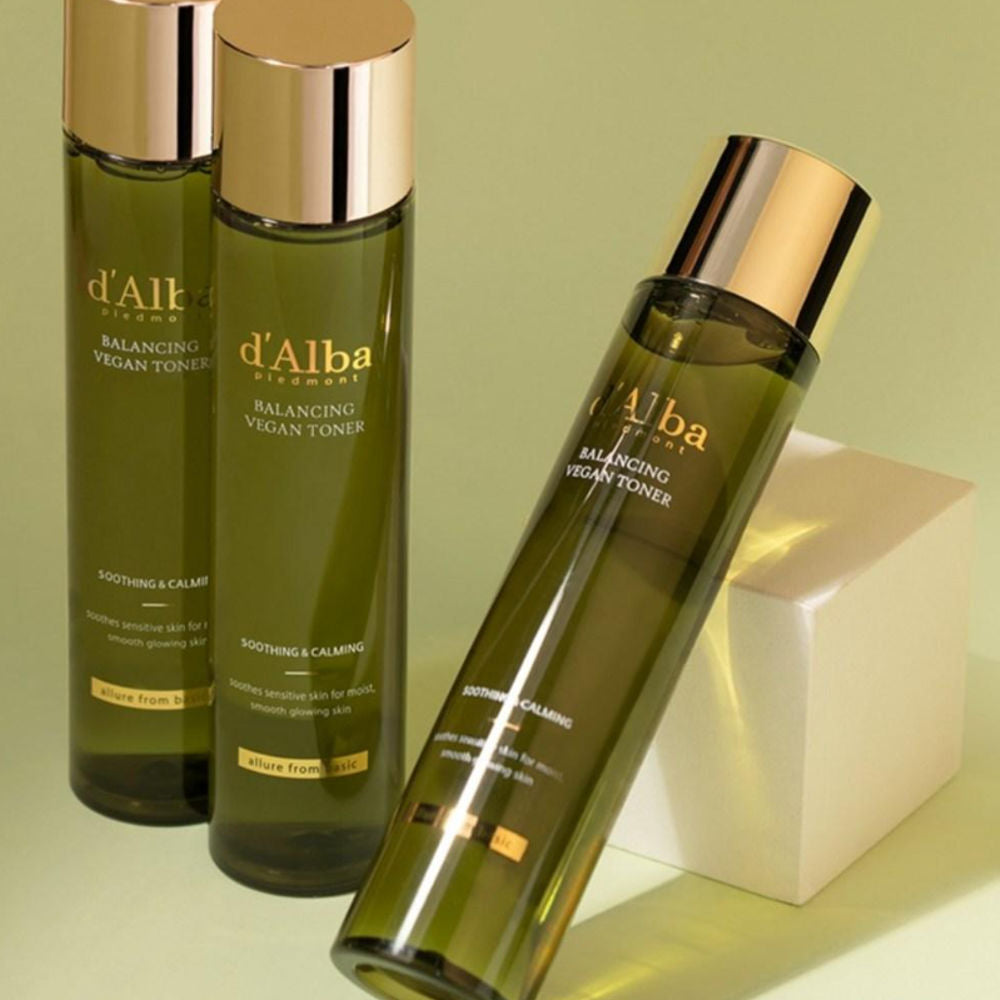 Anwendung des d'Alba Vegan Toners auf einer frisch gereinigten Gesichtshaut.