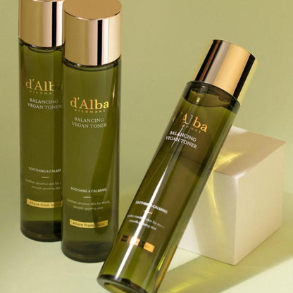 Anwendung des d'Alba Vegan Toners auf einer frisch gereinigten Gesichtshaut.