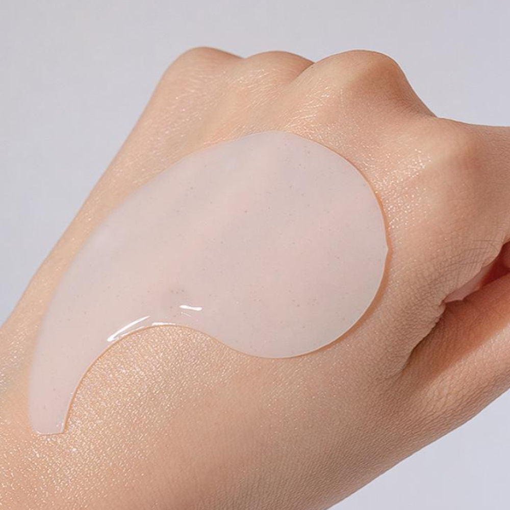 Anwendung der d'Alba veganen Augenmaske für frische und strahlende Augen.