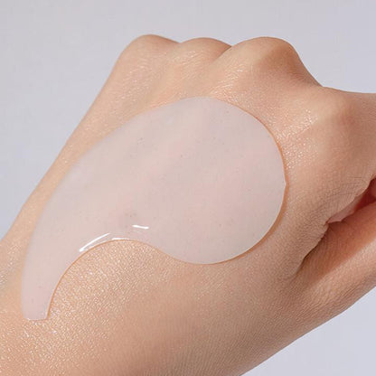 Anwendung der d'Alba veganen Augenmaske für frische und strahlende Augen.