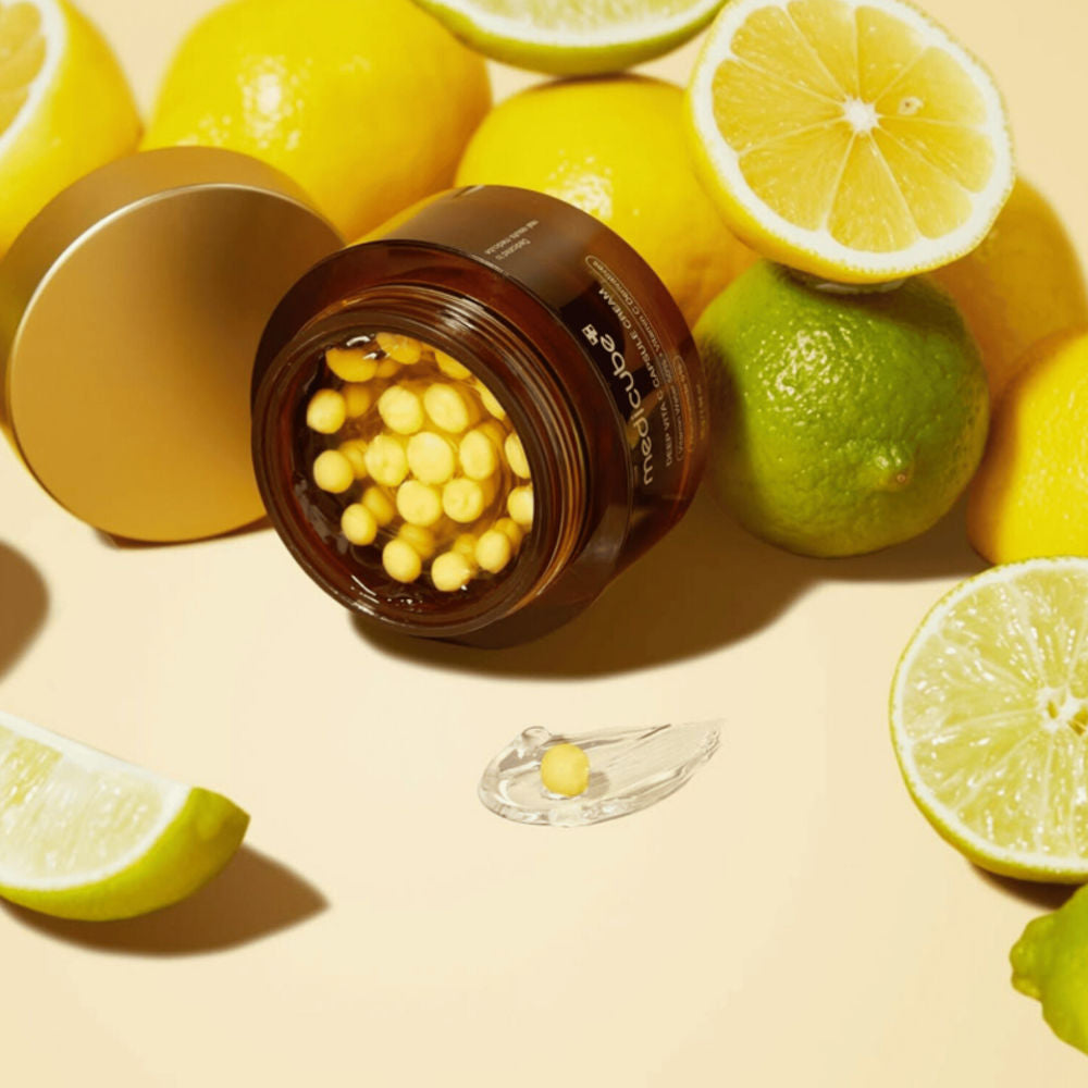 Nahaufnahme der Textur der Vitamin C Creme, die die Haut strahlend und frisch erscheinen lässt.