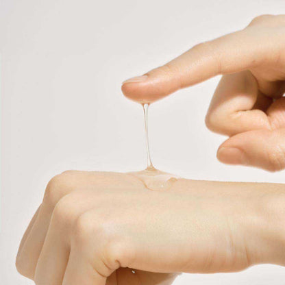 Detailaufnahme der Anua Heartleaf Ampoule zeigt die klare, beruhigende Flüssigkeit in der Pipette.