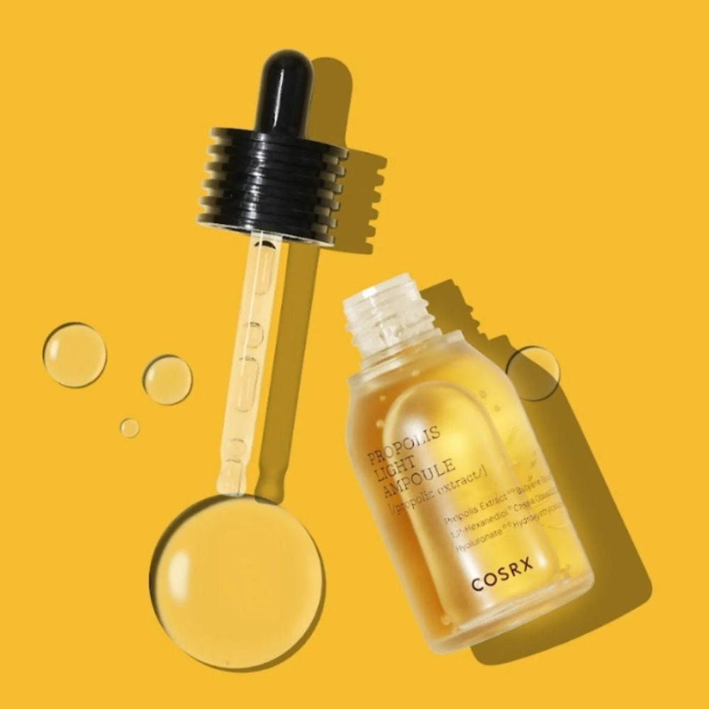 Detailaufnahme der COSRX Propolis Ampulle, zeigt die klare Textur und angenehme Verpackung für koreanische Kosmetik.