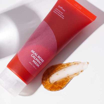 Anwendung der Isntree Real Rose Calming Mask auf dem Gesicht, perfekt für die Pflege empfindlicher Haut.
