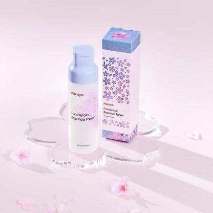 Anwendung des Panthetoin Essence Toners auf Gesicht für optimale Feuchtigkeitspflege.