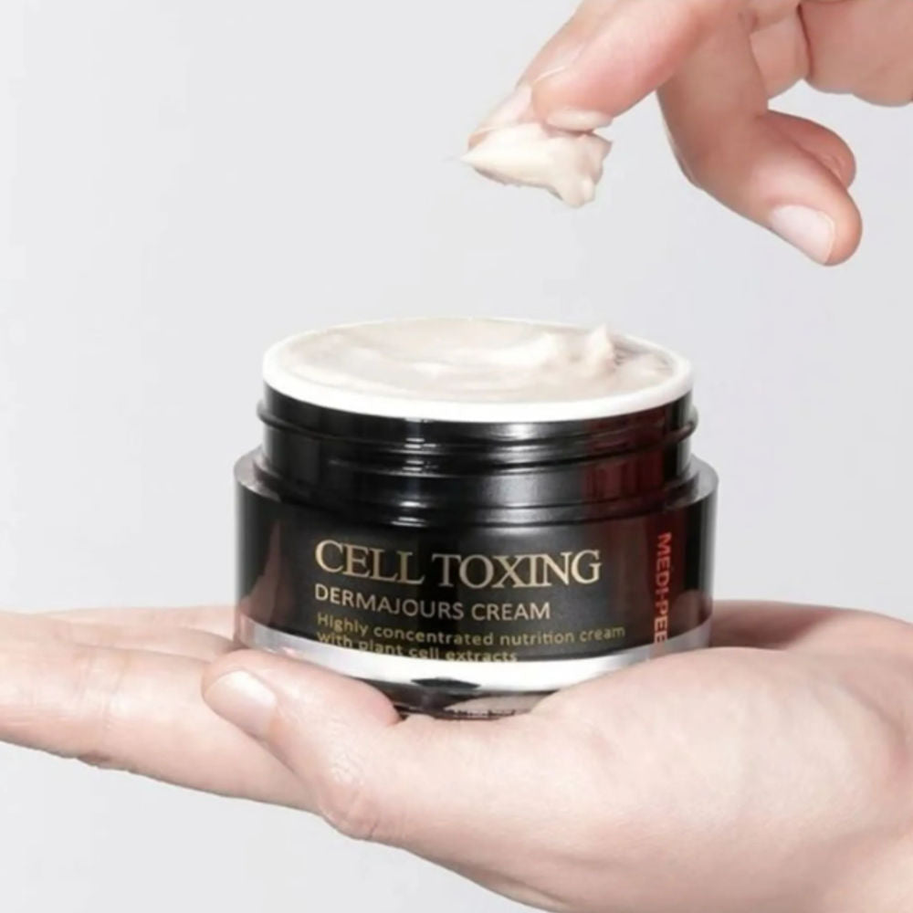 Nahaufnahme der Medi-Peel Cell Toxing Creme Verpackung, angereichert mit Hyaluronsäure für belebte Haut.