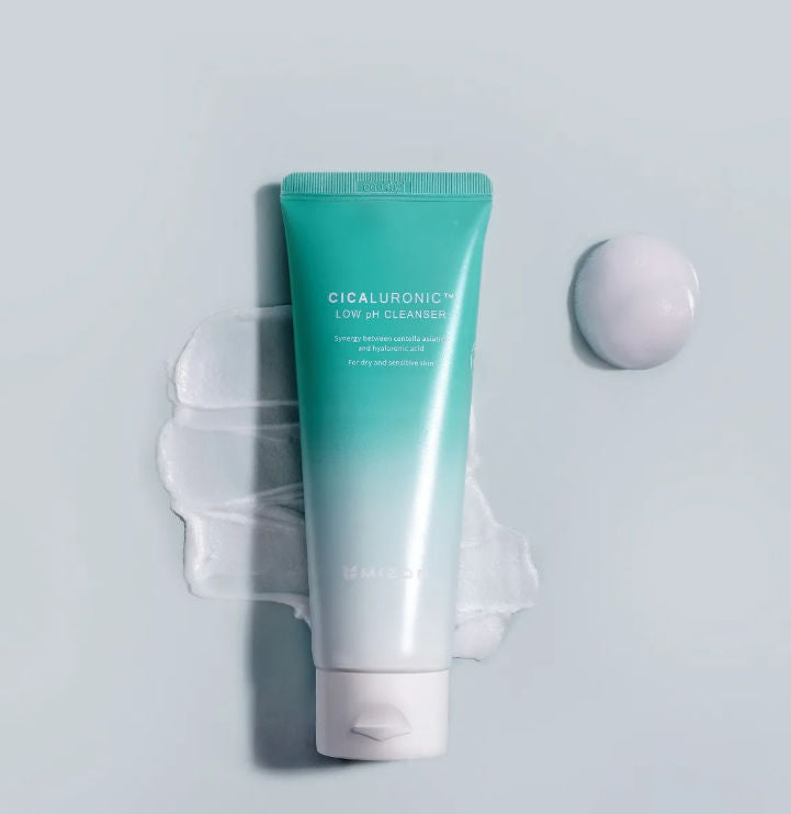 Anwendung des MIZON Cicaluronic Cleanser mit Hyaluronsäure für frische, saubere Haut.