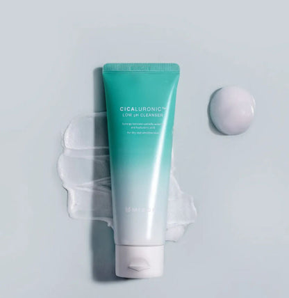 Anwendung des MIZON Cicaluronic Cleanser mit Hyaluronsäure für frische, saubere Haut.