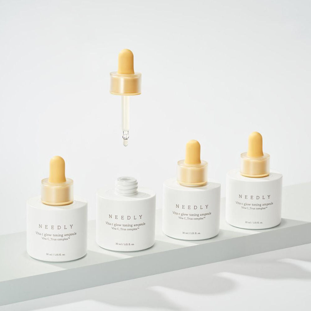 Anwendung des NEEDLY Vita C Glow Serums auf der Hand – ideales Hautpflege Produkt für einen strahlenden Teint.