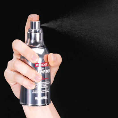 Nahaufnahme der Sprühdüse des Peptide 9 Aqua Volume Tox Mists, perfekt für eine gezielte Anwendung von Feuchtigkeitsspray