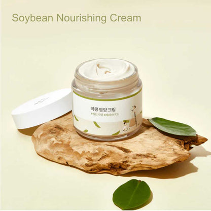 Anwendung der Soybean Nourishing Cream auf der Haut, die sofortige Feuchtigkeit und anti-aging Vorteile bietet.