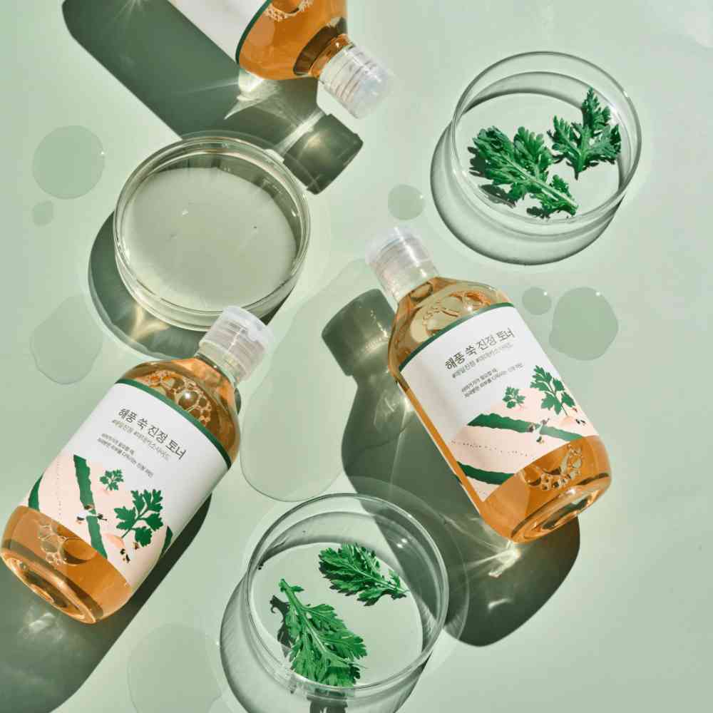 Anwendung des Gesichtstoners auf einer Hand, zeigt die beruhigende Textur des Produkts