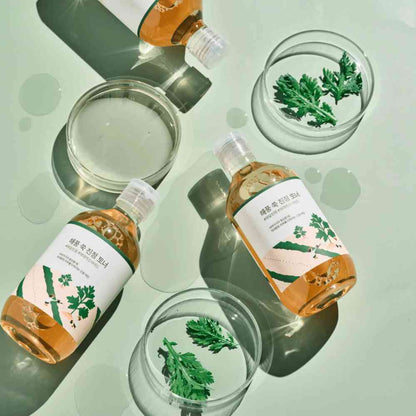 Anwendung des Gesichtstoners auf einer Hand, zeigt die beruhigende Textur des Produkts