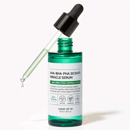 Detailaufnahme des SOME BY MI AHA-BHA-PHA Serums, das Teebaumöl für effektive Akne Behandlung enthält.