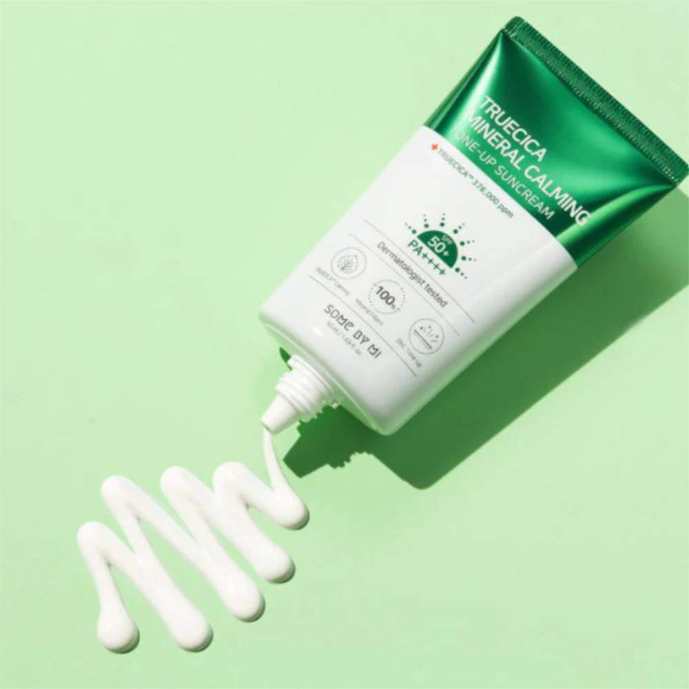 Die Verpackung der Some By Mi Truecica Suncream zeigt eine beruhigende Formel für empfindliche Haut.