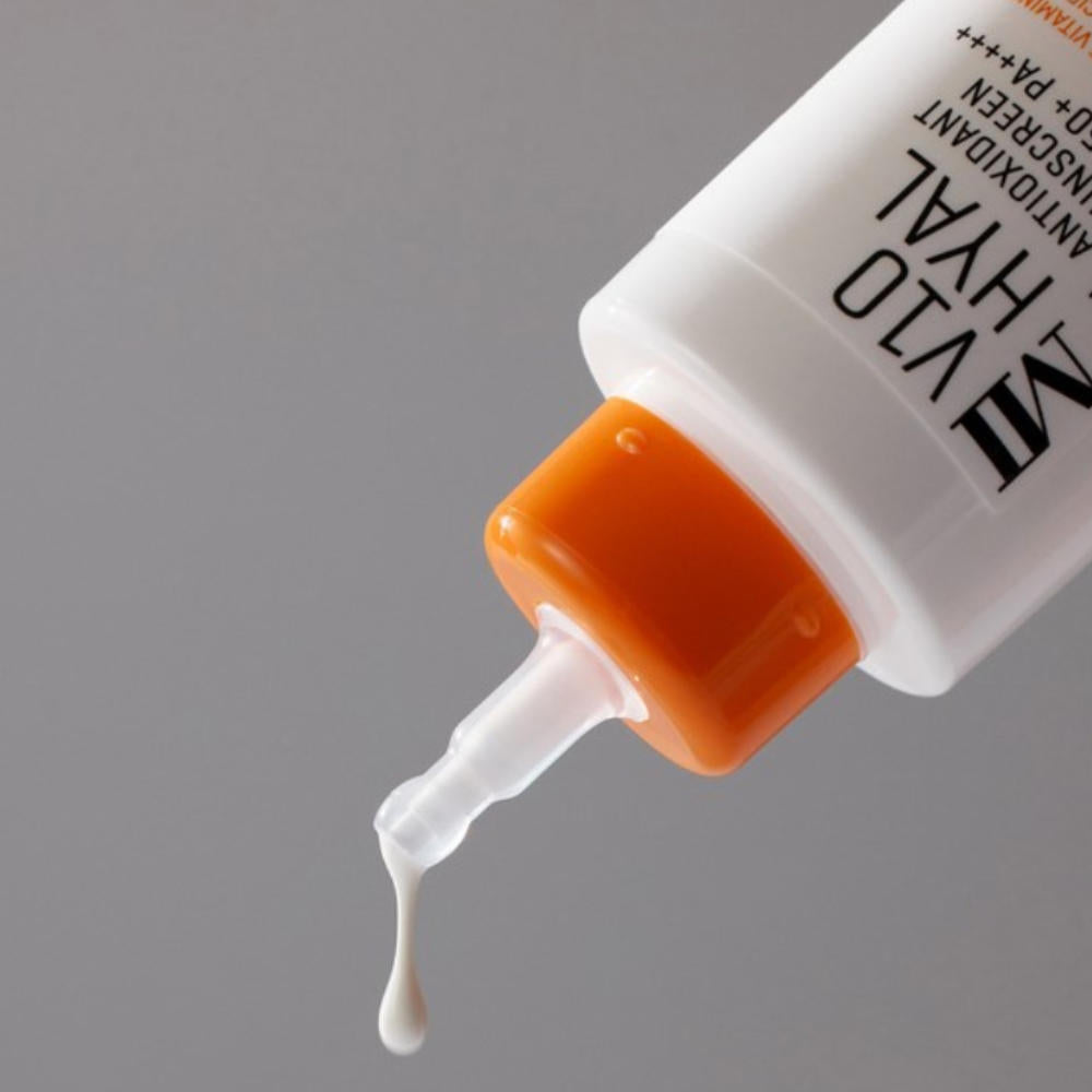 Anwendung der SOME BY MI Hyal Antioxidant Sonnencreme auf der Haut, schützt und pflegt mit antioxidativen Inhaltsstoffen.