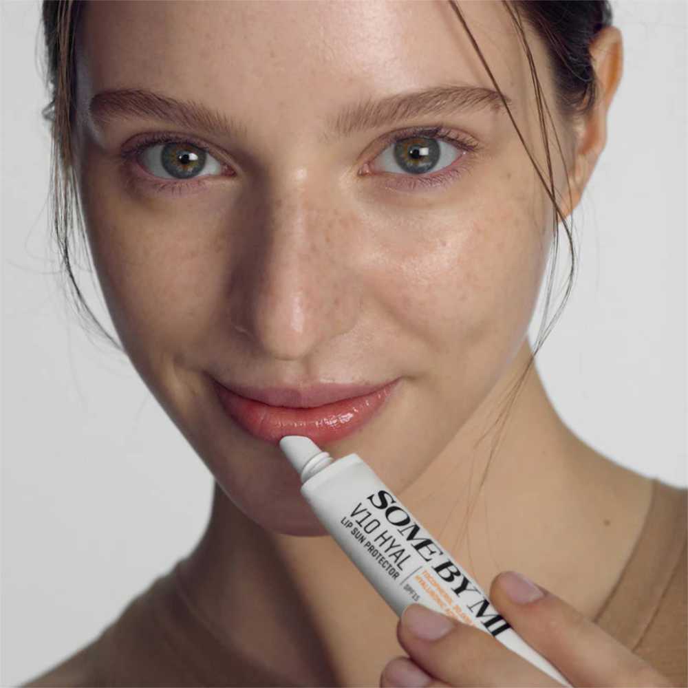 Nahaufnahme des SOME BY MI V10 Hyal Lip Sun Protectors zeigt die geschmeidige Textur des Lippenbalsams.