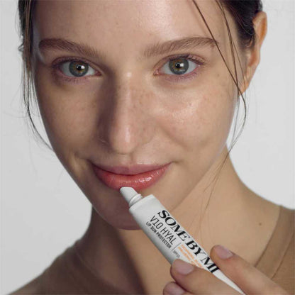Nahaufnahme des SOME BY MI V10 Hyal Lip Sun Protectors zeigt die geschmeidige Textur des Lippenbalsams.