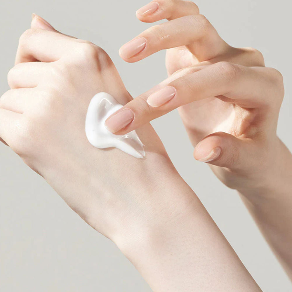 Anwendung der Skin Glow Essence Cream mit Hyaluronsäure für strahlende Haut, Umgebung hell und freundlich.