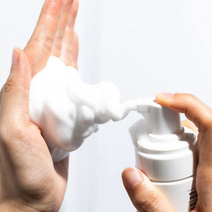 Verpackung des Biodance Soothing Barrier Cleansing Foam, ideal für empfindliche Haut mit ekovita.