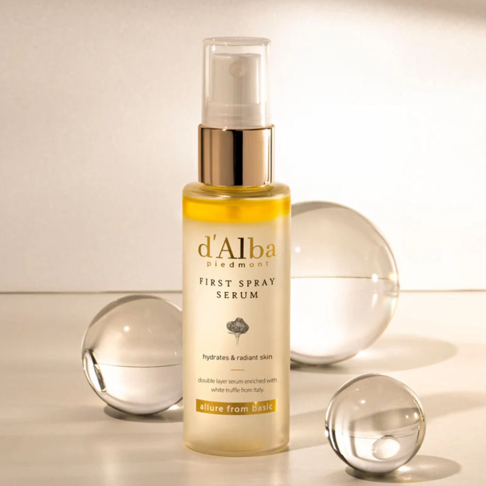 Anwendung von d'Alba Glow-Spray auf Gesicht, für intensive Feuchtigkeit und strahlende Haut.