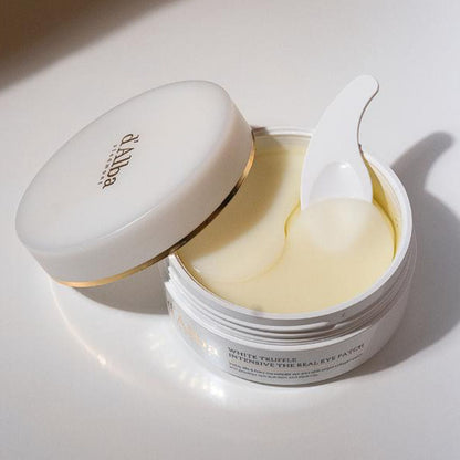 Naheinstellung der d'Alba Hydrogel Augenpatches, die Anti-Aging-Wirkstoffe enthalten.