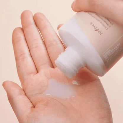 Detailansicht des Isntree Toners mit natürlichem milchigem Inhalt, perfekt für vegane Hautpflege-Routine.