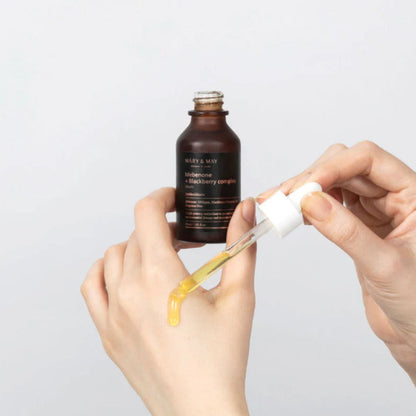 Detailaufnahme der Mary&May Verpackung, die die Anti-Aging Vorteile des Blackberry Serums zeigt.