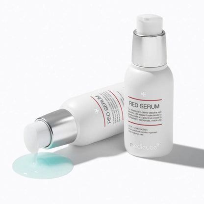 Anwendung des Medicube Red Serums: 2.0 auf der Hand, ideal für die Regulierung von Unreinheiten der Haut.