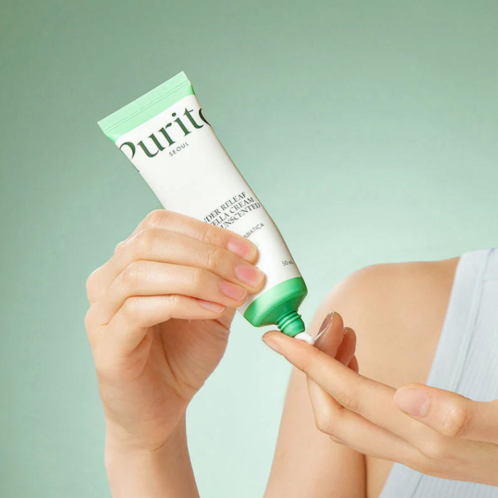 Anwendung der PURITO Centella Cream, sanfte Textur zur Beruhigung empfindlicher Haut, ideal für die tägliche Pflege.