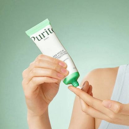 Anwendung der PURITO Centella Cream, sanfte Textur zur Beruhigung empfindlicher Haut, ideal für die tägliche Pflege.