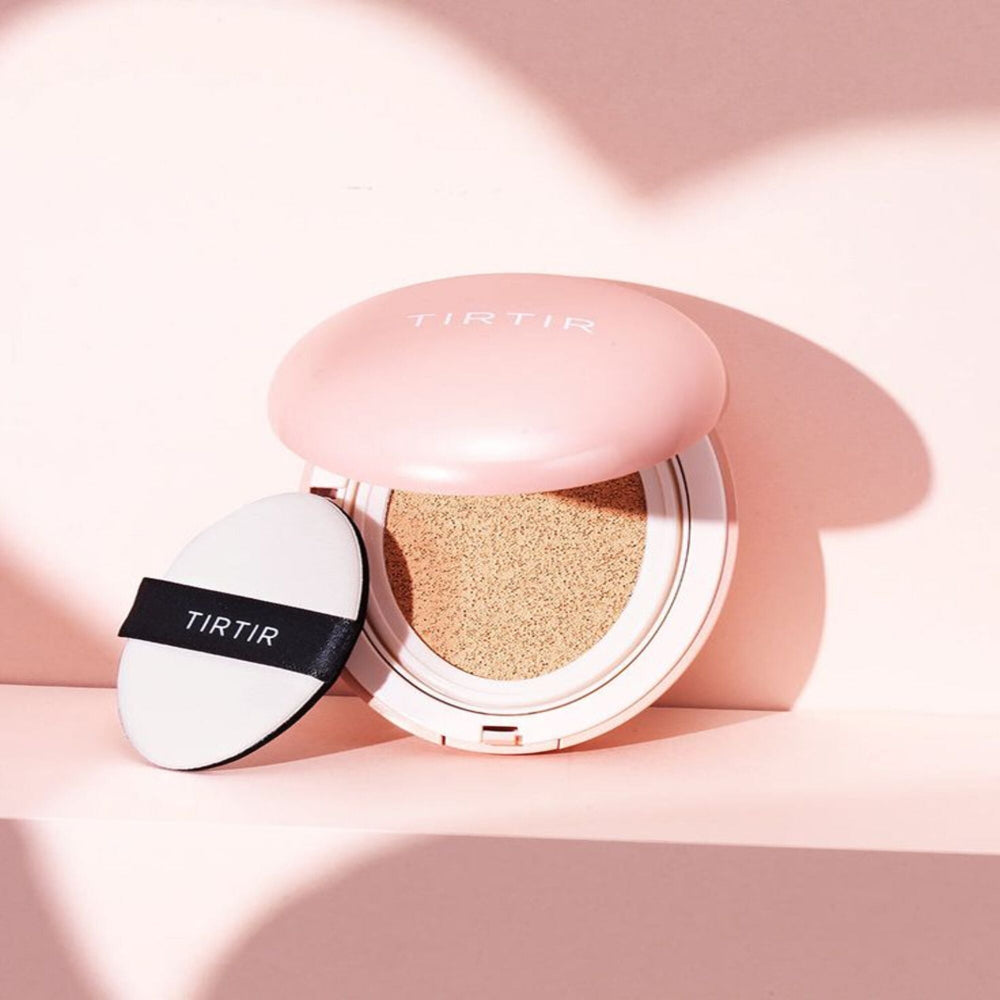 Anwendung des TIR TIR Mask Fit All Cover Cushion mit Hyaluronsäure für perfekten UV-Schutz und ebenmäßigen Teint.