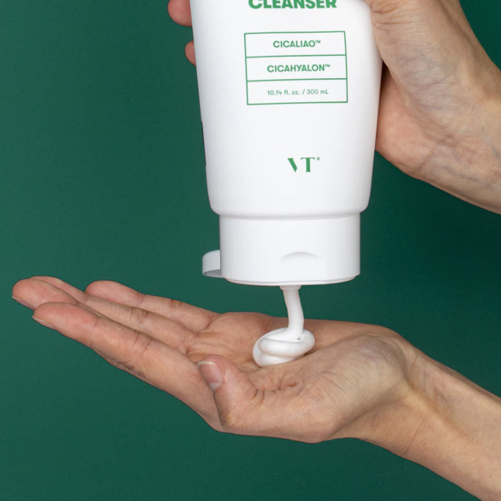 Anwendung des VT Cosmetics Cica Mild Foam Cleanser mit Hyaluronsäure für eine gründliche, sanfte Reinigung.