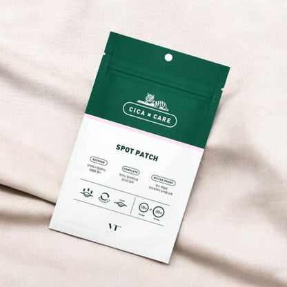 Detailaufnahme der Anwendung eines Cica Spot Patches auf einer Hautstelle zur gezielten Aknebehandlung.