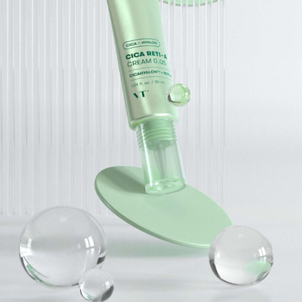 Detailaufnahme der VT Cosmetics Cica Reti-A Cream, die die Hautelastizität verbessert und Feuchtigkeit spendet.