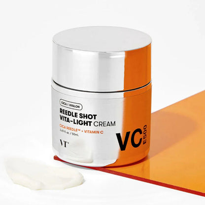 Nahaufnahme der Verpackung der Vita-Light Cream mit Inhaltsstoffen wie Cica und Vitamin C für gesunde Haut.