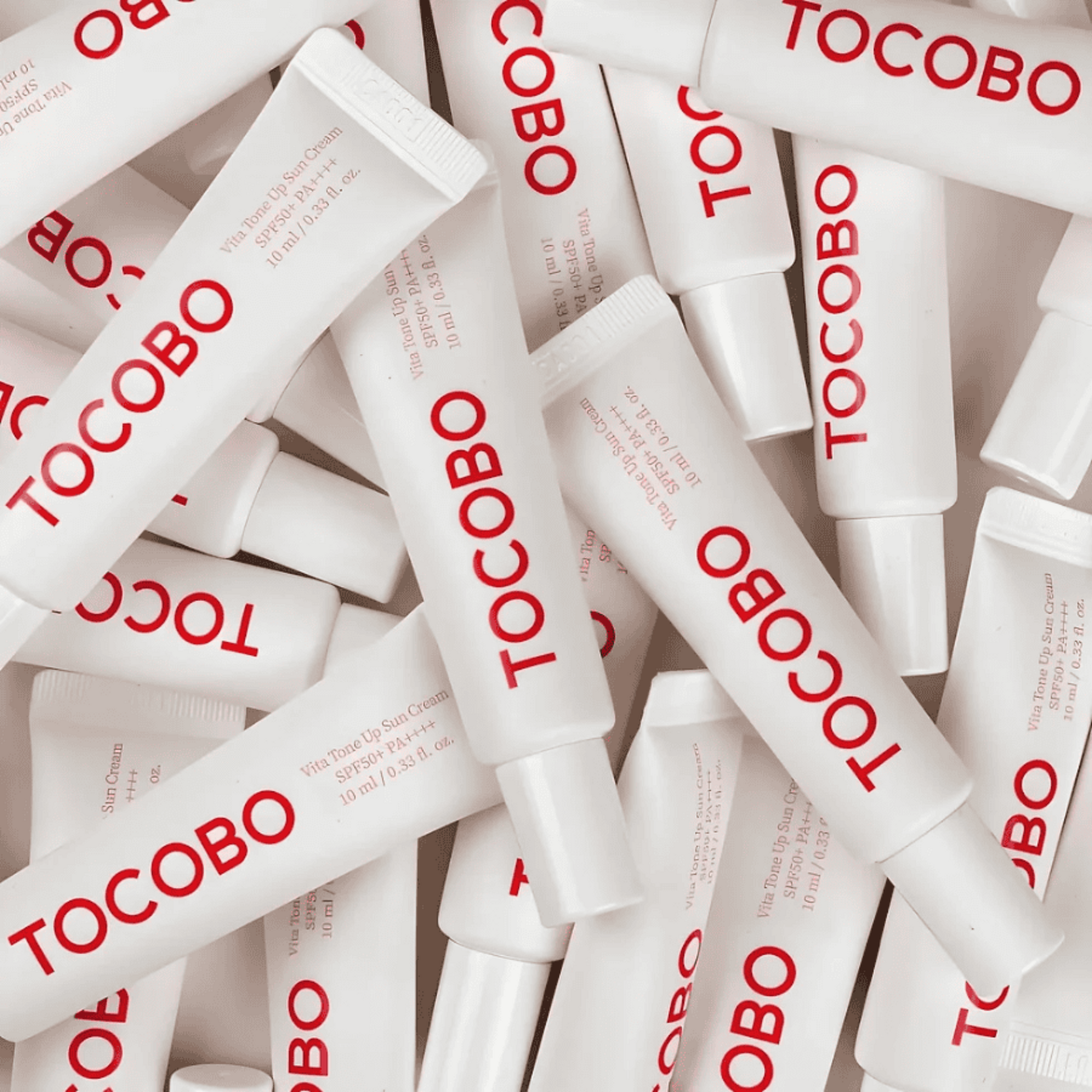 Detailansicht der TOCOBO Vita Tone Up Sun Cream, die Anwendung zeigt den leichten, natürlichen Ton.