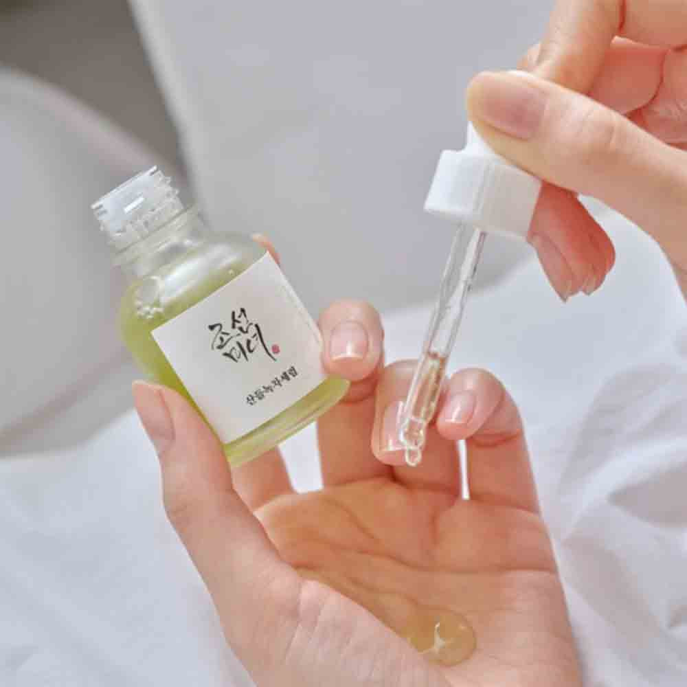Detailaufnahme des Beauty of Joseon Serums, zeigt die elegante Verpackung und die Textur des beruhigenden Serums.