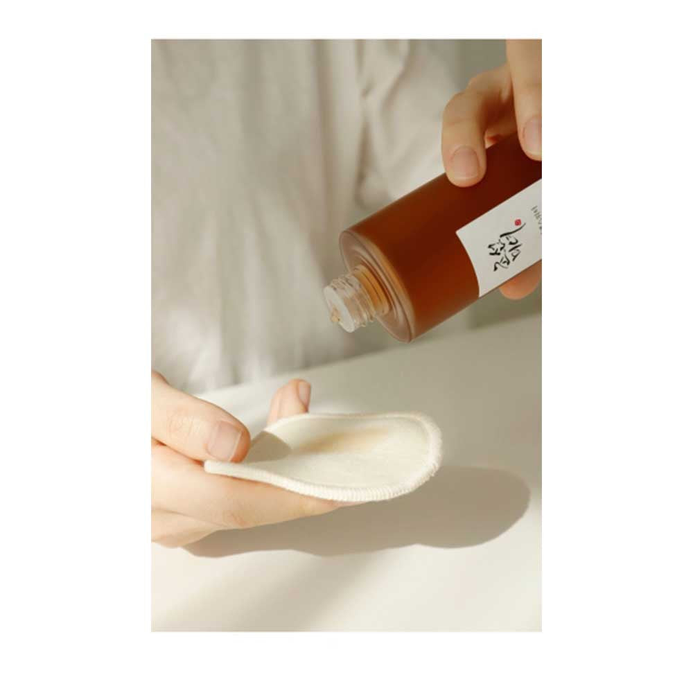 Detailaufnahme des Ginseng Essence Water, zeigt die feuchtigkeitsspendende Textur für gesunde Hautpflege.