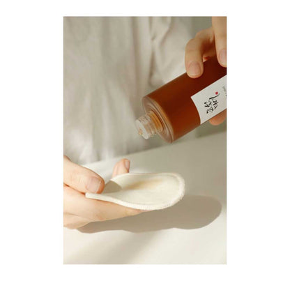 Detailaufnahme des Ginseng Essence Water, zeigt die feuchtigkeitsspendende Textur für gesunde Hautpflege.