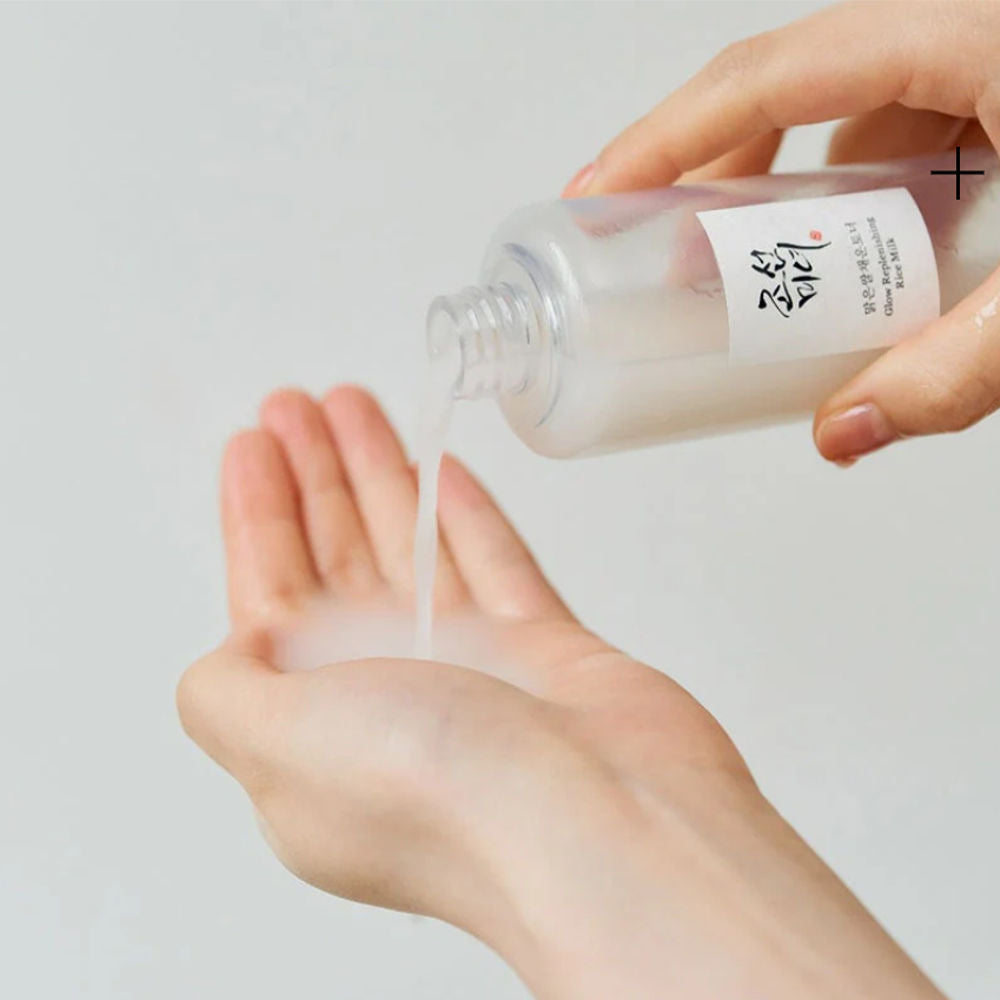 Detailansicht der Glow Replenishing Rice Milk - sanfte Hautpflege für empfindliche Haut mit Reisextrakt.