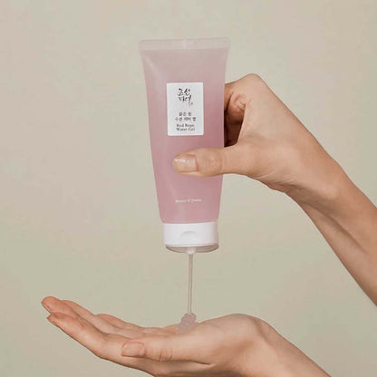 Nahaufnahme des Beauty of Joseon Red Bean Water Gel, dessen leichte Textur für optimale Hautfeuchtigkeit sorgt.