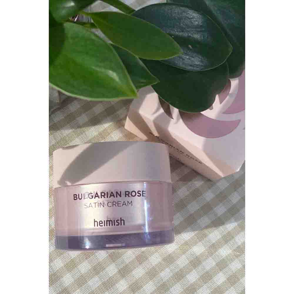 Die Heimish Bulgarian Rose Satin Cream verleiht der Haut durch Rosenwasser und Vitamin E strahlende Feuchtigkeit.