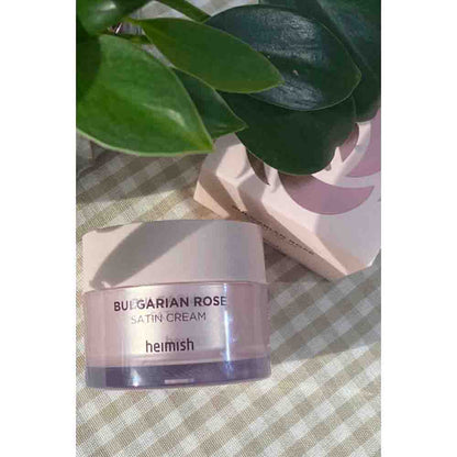 Die Heimish Bulgarian Rose Satin Cream verleiht der Haut durch Rosenwasser und Vitamin E strahlende Feuchtigkeit.