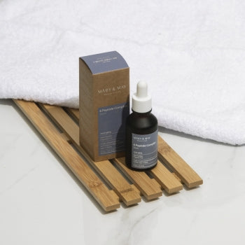 Detailaufnahme des MARY & MAY Peptide Serums, ideal für die Hautpflege und revitalisierende Anti-Aging-Anwendungen.